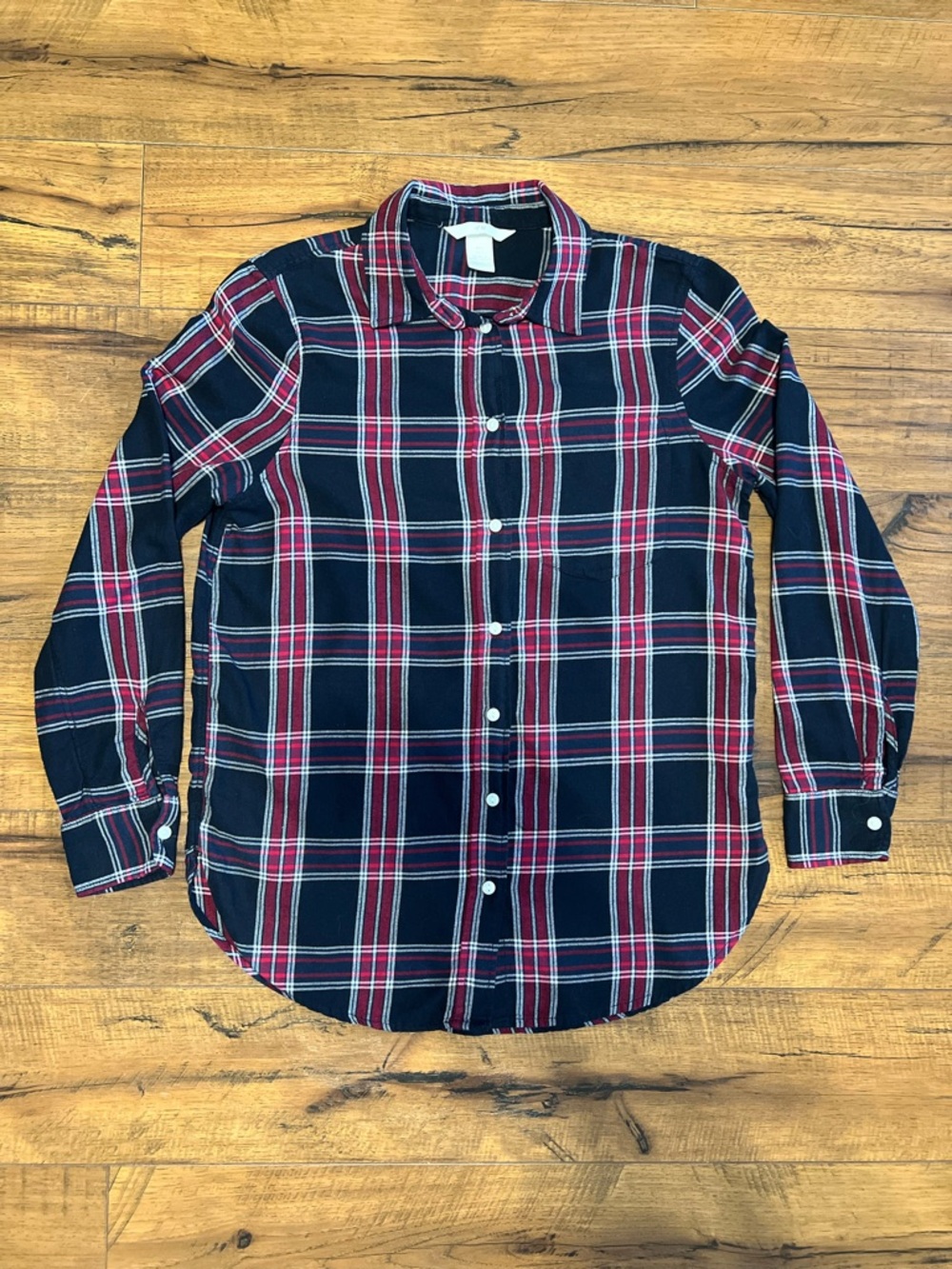 ❄️☃️ H&M Navy and Red Plaid Button-Up Shirt